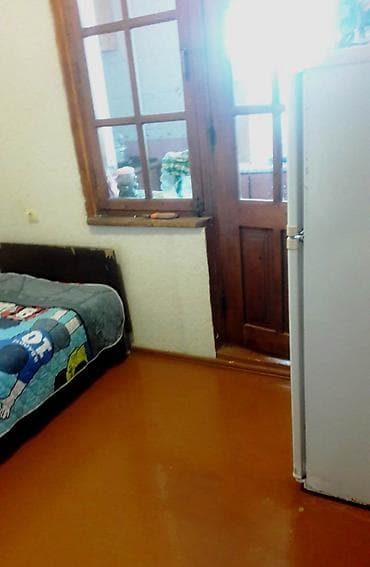 Mərkəzi Hərbi Hospitalın yanında, "8 Noyabr" metrosunun çıxışındakı 9 — 6