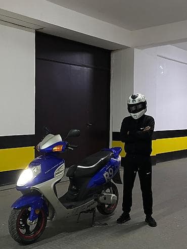 Salam mopedin qabaq krlosu qirilib birde arxasinda catllar var allan