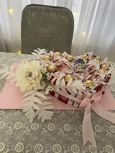 gul refleri: Şirniyyat hədiyyə kompozisiyası – ürək formalı şokolad səbəti - Ürək — 4