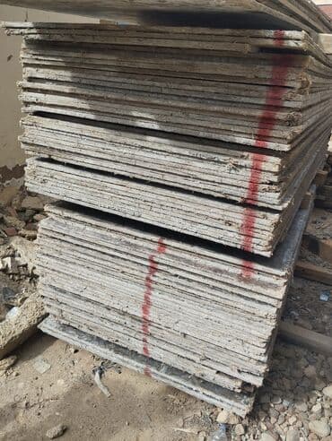 işlemiş taxdalar: Qara rəngdə laminatlı taxta panellər. Bu panellər tikinti və ya mebel — 5