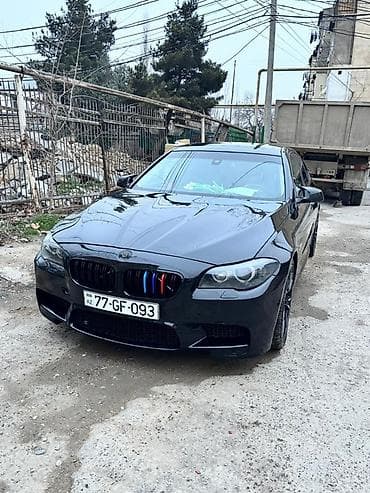 BMW 5 Series (F10) sedan – qara rəng, M-Performance üslublu eksteryer