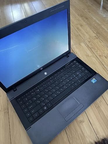 HP noutbuk - Brend: HP (logo üst qapaqda) - Ekran: təxminən 15.6"