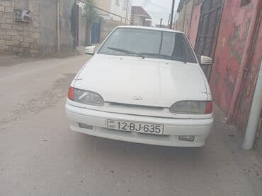 Lada Samara sedan, ağ rəng. 4 qapı, arxa spoylerli kuzov. Ön duman