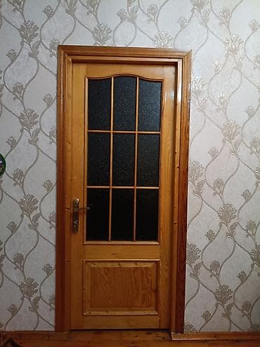 qapi taxta: Təcili qapı satılır .ünvan Bine savxoz Elmaz Hacıyev küçəsi. 5 ədəd — 3