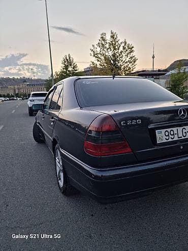 1994 bmw 320: Mercedes-Benz C-Class: 2.2 l | 2000 il Sedan — 3
