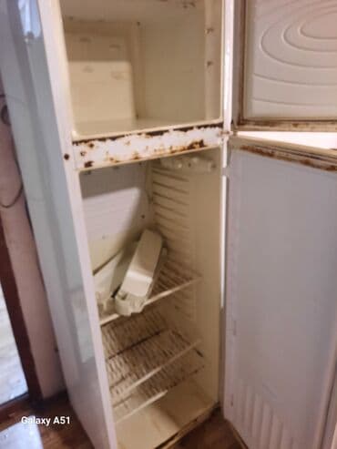 silindirin həcmi: Ağ rəngdə ikiqapılı soyuducu. İki ayrı qapısı var, yuxarı hissədə — 1