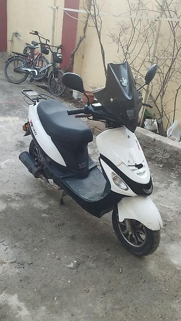 Мопеды, скутеры: Salam prablemsiz sənəti var 80 kob Skuter – XROAD, ağ/qara rəng — 2