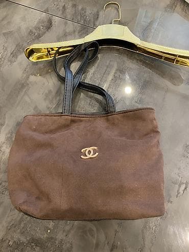 Сумки: Chanel tote çantası – qəhvəyi süet gövdə, qara dəri qolbaqlar və ön — 2