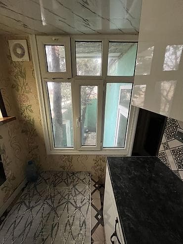 studiya: Geniş və rahat 1 otaqlı mənzil (studiyaya yaxın plan). Otaqda: - 2 — 6