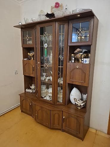 taxta qapi sekilleri: Qonaq otağı üçün vitrinalı bufet - Material: ağac teksturalı laminat — 4