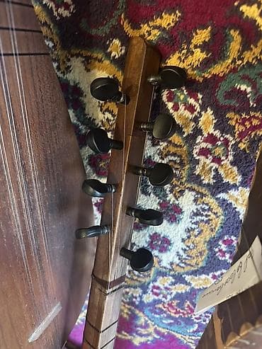 Gitaralar: Elektro-çılqılı saz - Korpus: ağacdan hazırlanmış, tünd rəngli, yan — 5