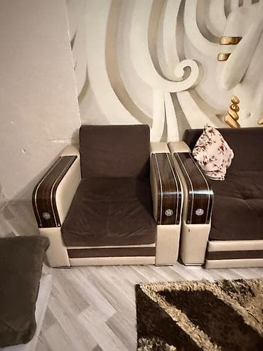 Kreslo ve divanin bir terefi bazalidir divan taxt kimi açilir