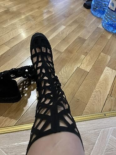 Qadın çəkməsi – torvari (kəpənəkli) dizayna malik qara gladiator