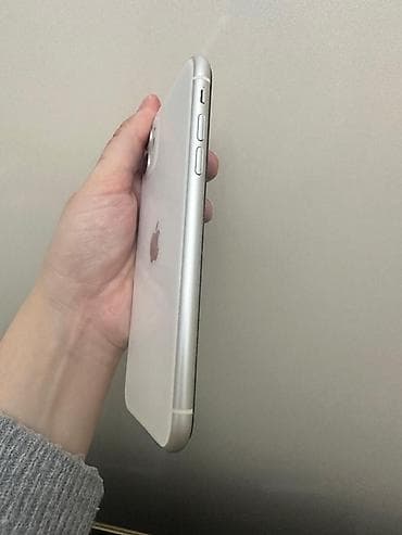 6 ekran: IPhone 11, Ağ, Face ID — 4