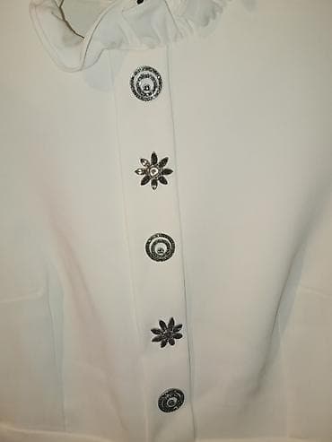 Ağ rəngli zərif qadın paltarı - Model: mini/orta uzunluqlu, A-kəsim — 2