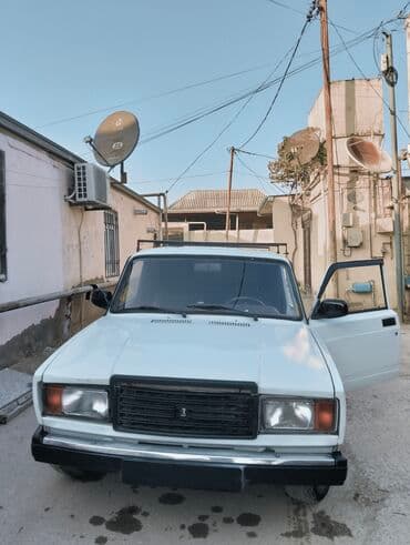 фольксваген бак: VAZ 2104, ağ rəng, sedan kuzov. Xarici: - Klassik “0” dizaynı, qara — 2