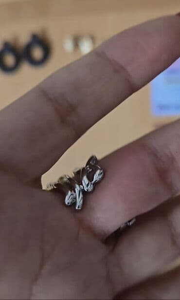 Zərgərlik əşyaları: Hamısı bir yerdə 10 manat.Tək tək satılmır.Üzükləri barmağınıza uyğun — 10