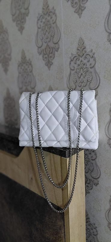 Ağ rəngli zəncir askılı çanta - Material: quilted (romb tikişli)