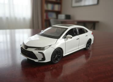 qızıl qol saatı: Miqyaslı metal oyuncaq avtomobil – ağ rəngli sedan model — 1