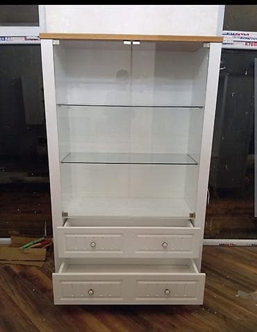 isqaflar: Şüşəli dolab vitrini — 2