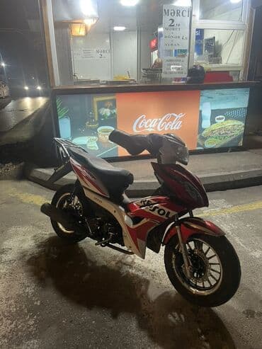 Moto geyim: Skuter/moped – sport dizaynlı, Repsol tərzində qırmızı-ağ qrafika ilə — 1