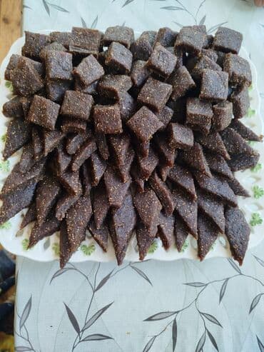 əncir qurusu: Bu qurudulmuş meyvələr qəhvəyi rəngdə, qırışlı səthə malikdir — 1