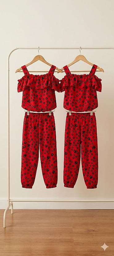 etirler ve qiymetleri: Qırmızı rəngli, qara çiçək naxışlı ekiz uyğun dəstlər. Hər dəstdə: - — 1