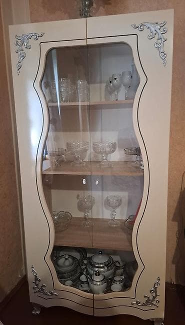 Klassik üslubda vitrin-bufet - Rəng: krem, gümüşü ornamentlərlə - Ön