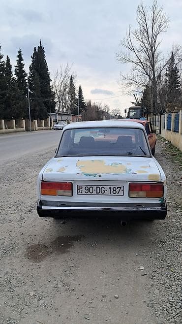 азербайджан авто: VAZ 2107, ağ rəng, sedan kuzov. Texniki xüsusiyyətlər: - Arxa — 5