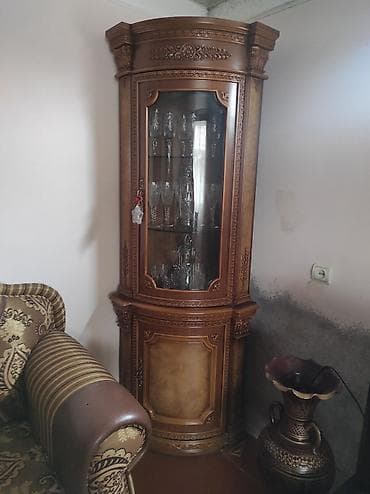 Şüşəli dolab vitrini