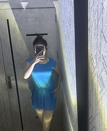 mini donlar: Mavi qadın paltarı - Model: qısa, beldən iplə yığılan, ətəyi büzgülü — 2