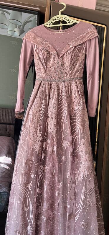 yumru busqalter: Zərif axşam/libas – toz pudrası tonlarında uzun, A-kəsim ətəkli model — 2