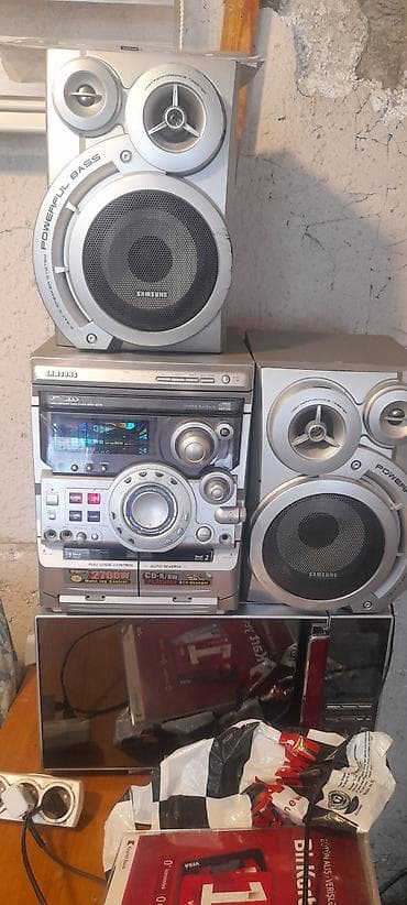 Samsung mini hi-fi musiqi mərkəzi və iki akustik səsgücləndirici