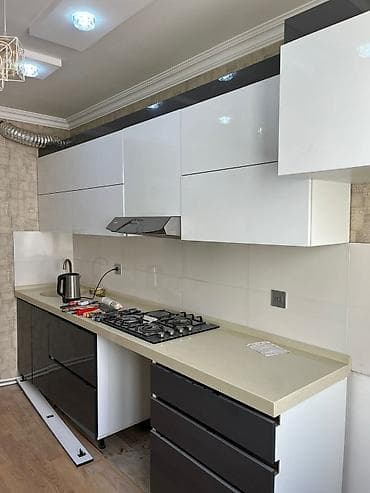 Mətbəx mebeli dəsti – müasir dizayn - Üst şkaflar: parlaq ağ fasadlar