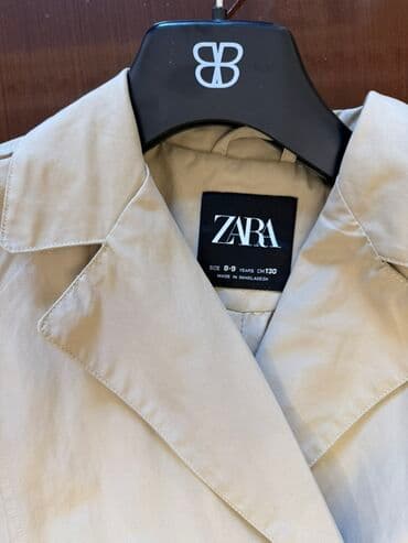 məktəb formalari: Zara markalı uşaq trençkotu. Bu açıq bej rəngli trençkot iki cərgə — 2