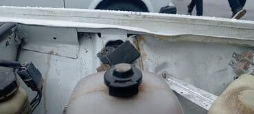 21099 lada: VAZ 2107 sedan, ağ rəng. Klassik kuzov dizaynı, xrom ön barmaqlıq və — 9