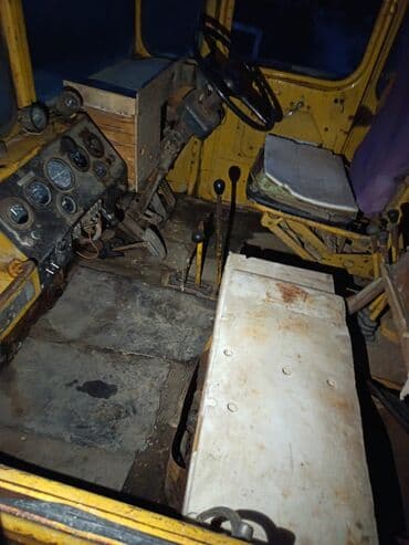 yer qazan traktor: Sarı rəngli iri ölçülü Kirovets tipli 4x4 təkərli traktor/artsı — 1