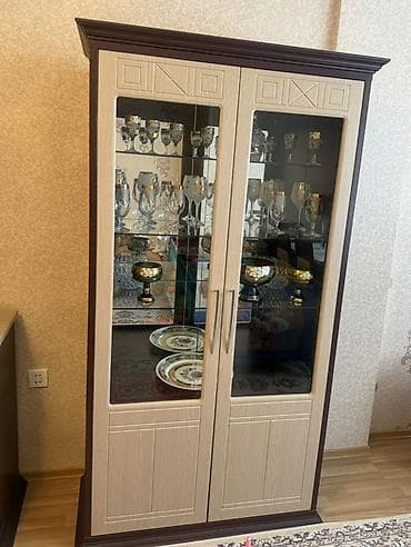 xonca qapilar: Komod — 1