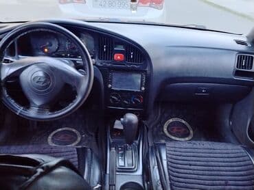 bmw f30 qiyməti: Hyundai Elantra sedan, qırmızı rəng. Arxa hissədə “Elantra” və “GLS” — 8