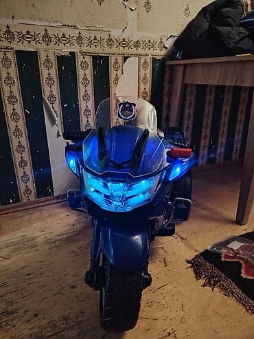 oyuncaqlar alemi: Uşaq üçün elektrikli polis motosikleti – 3 təkərli, mavi rəng — 1
