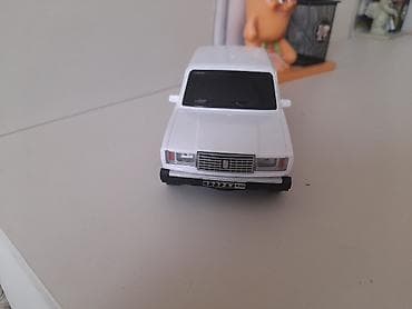 Pultlu oyuncaq maşın – klassik VAZ/Lada sedanı modeli (ağ rəng)