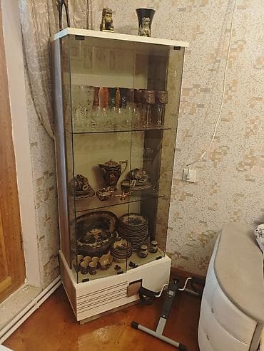 Şüşə vitrin şkaf. - Material: qabaqcıl qalın şüşə ön və yan — 1