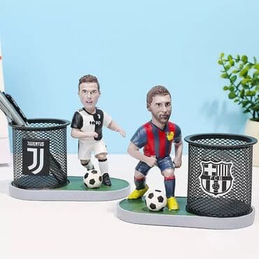 pul yığmaq ucun qab: Oturan futbolçu heykəlciyi ilə bəzədilmiş qələmdan. Dəmir tor dizaynlı — 4