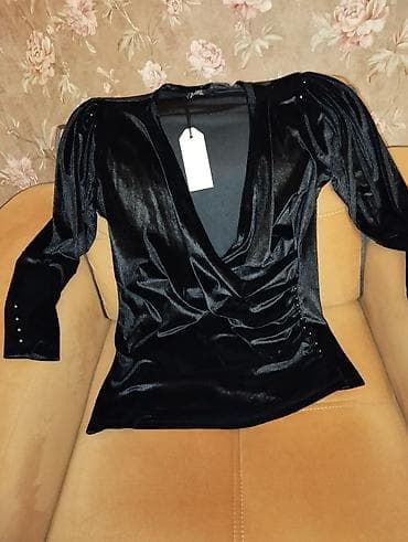 Qara rəngli, parıltılı məxməri (velvet) bluz. - Dərin V-yaxa — 1