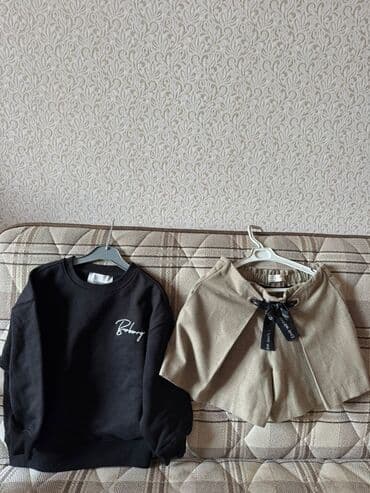 qadınlar üçün ipək örtüklər: Qadın geyim dəsti - Üst geyim: qara sweatshirt. Sinə hissəsində ağ — 1