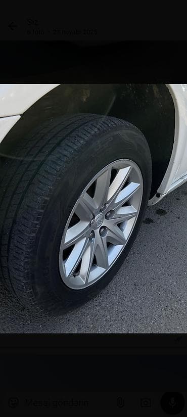 teker cixardan: Chrysler 300 (ağ rəng) – sedan - Kuzov: 4 qapılı sedan, ağ rəng, qara — 8