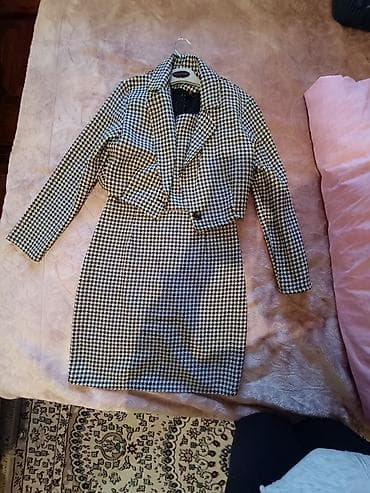 Qadın dəst – qara-ağ “houndstooth” (it burnu) naxışlı; M ölçü, bir