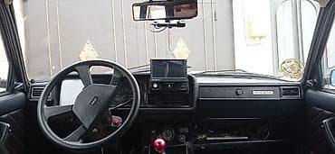 07 maşını: VAZ 2107 sedan – klassik dizaynlı, qırmızı rəngli. Texniki və xarici — 6