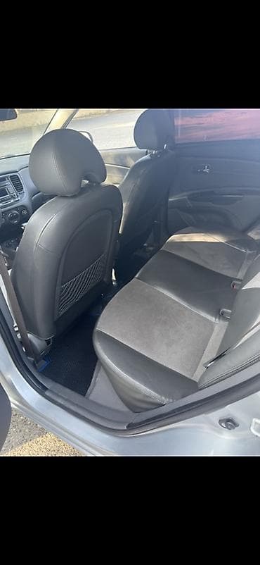 e 3 2: Kia Cerato: 1.5 l | 2010 il Sedan — 6