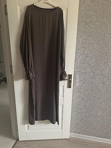 Tünd qəhvəyi rəngdə uzun don. - Model: sadə, düz kəsim, rahat və